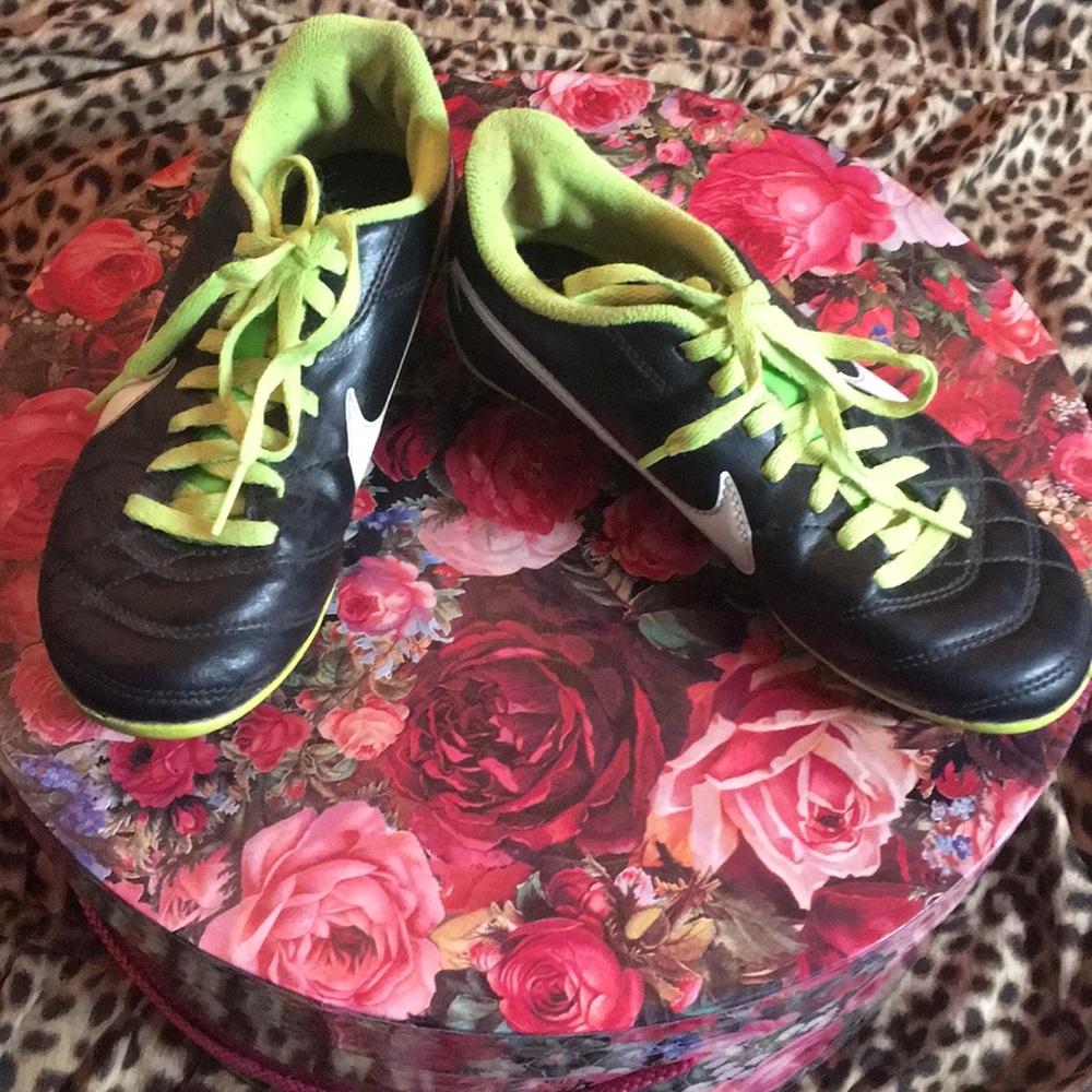 Nike soccer cleats 2Y